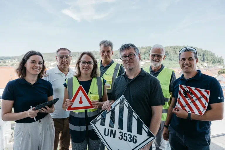 Gefahrgut Experten mit Gefahrgut Kennzeichen